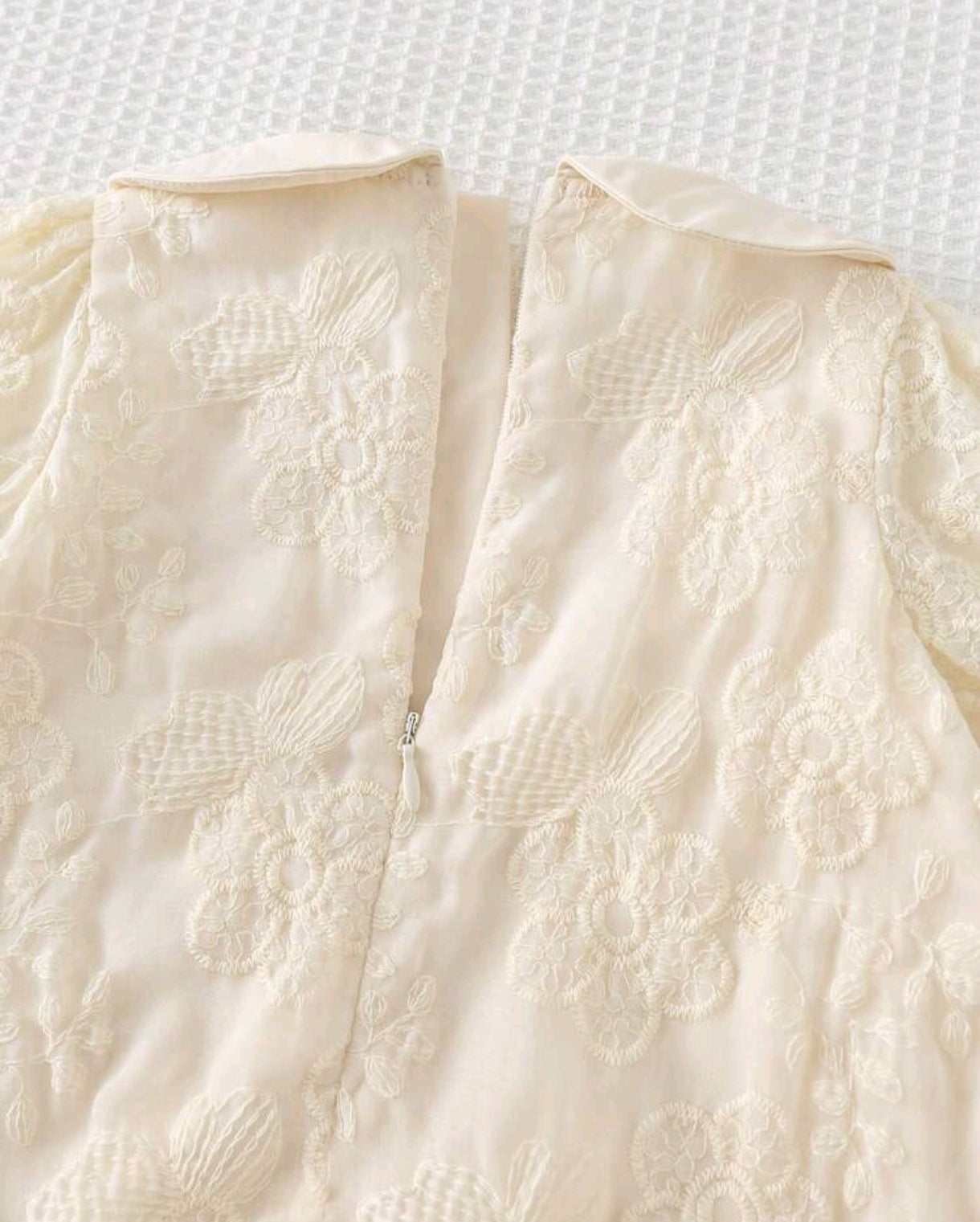 Vestido beige bebe con cuello y bordados