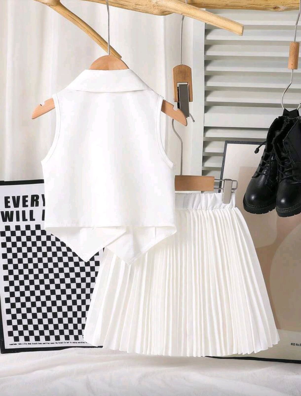 Chaleco abotonado + falda plisada