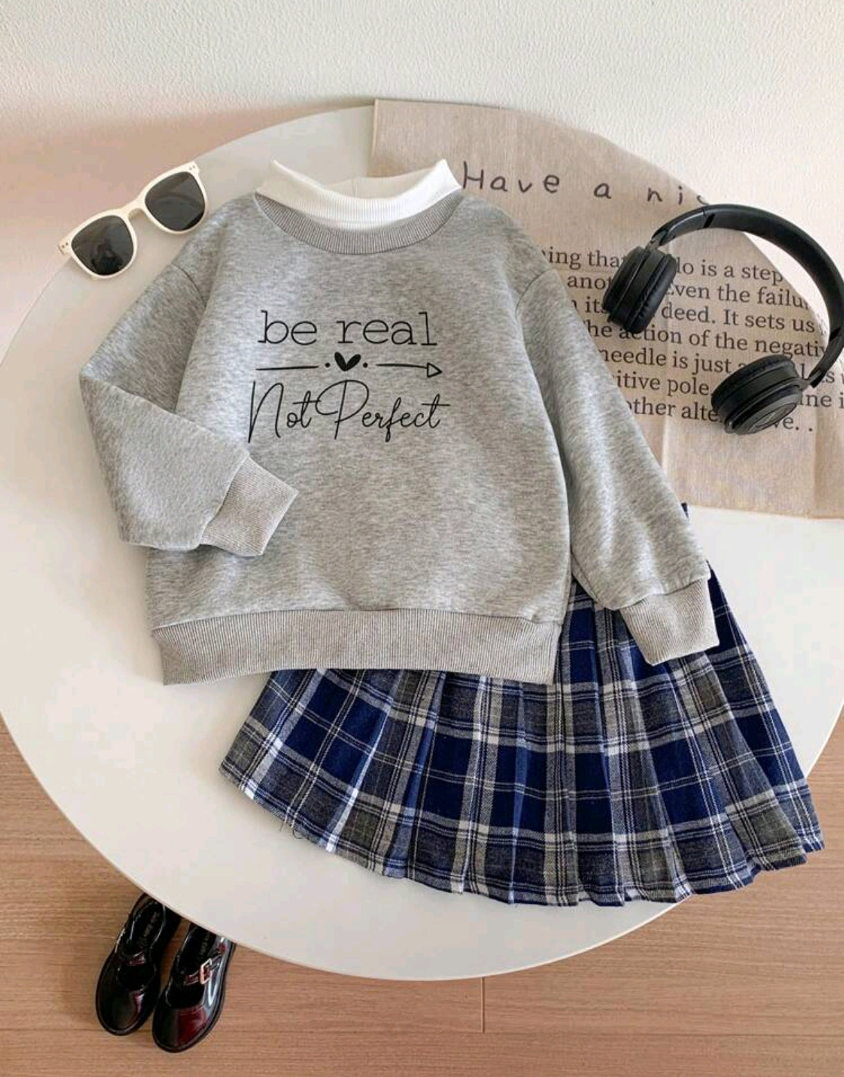 Mangas largas con cuello + falda plisada