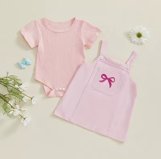 Body acanalado + vestido jardinera