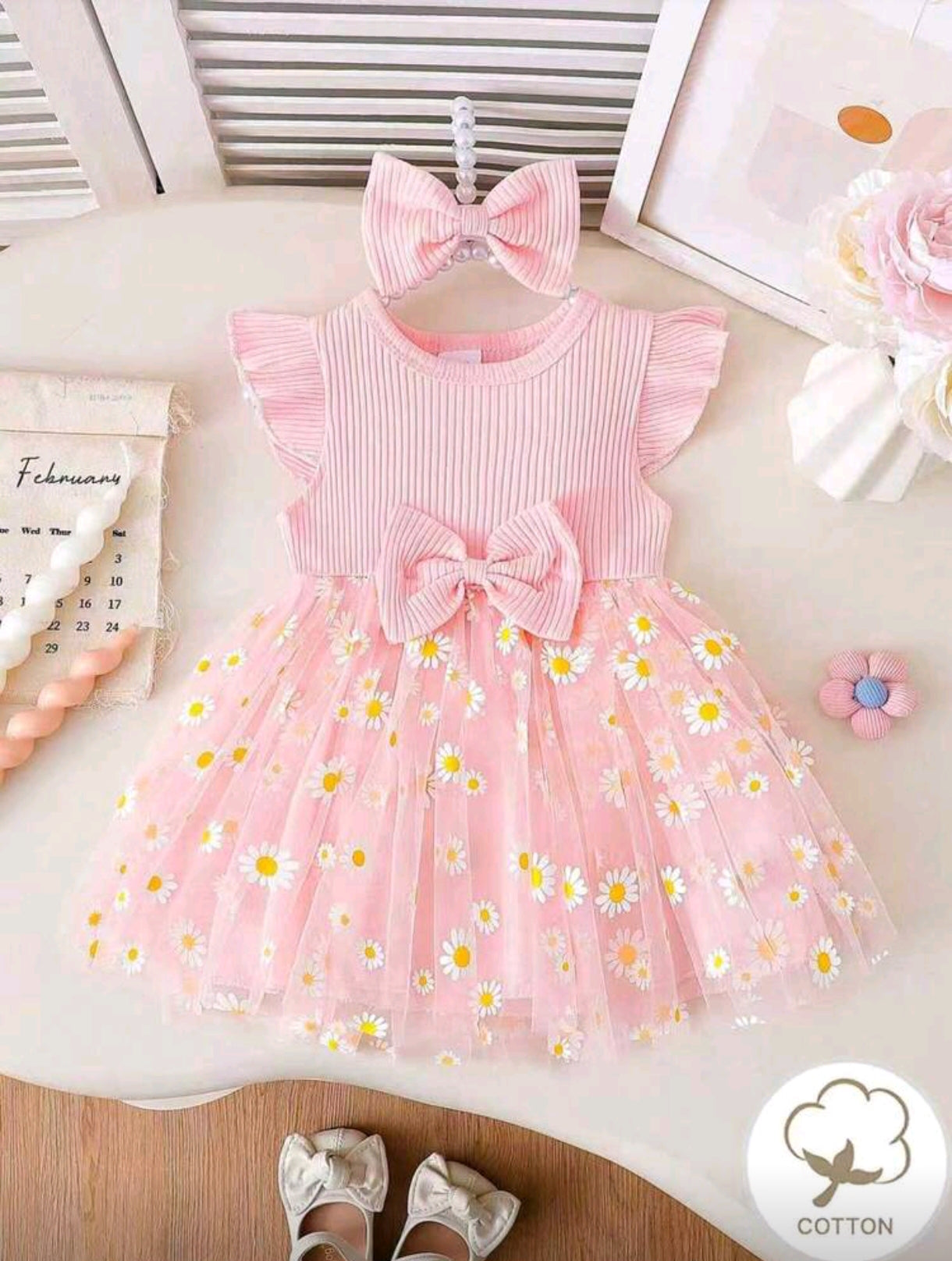 Vestido con mangas y diseño de margaritas