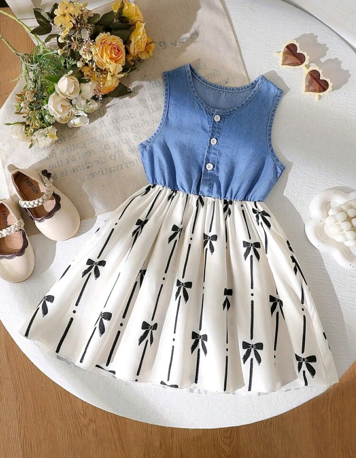 Vestido sin mangas de jeans y estampado de moños