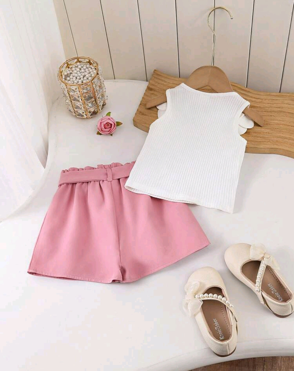 Blusa con detalles en flores + short con cinturón