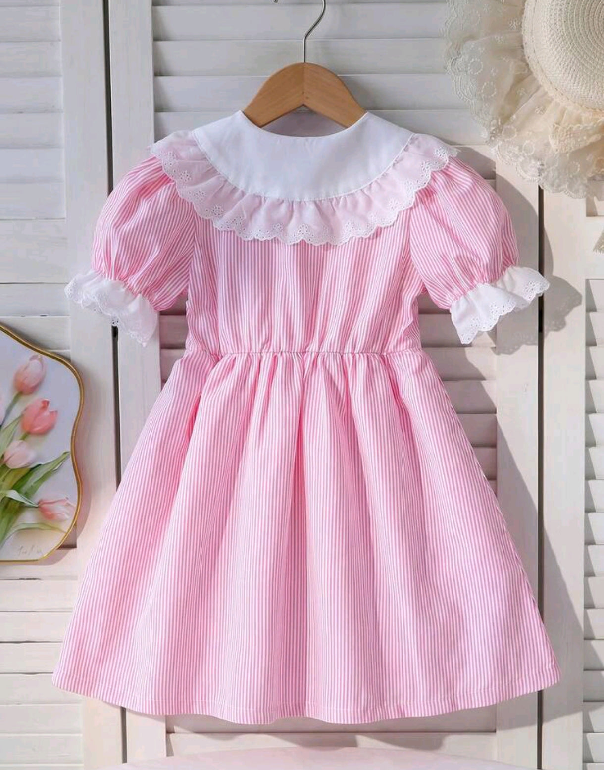 Vestido con mangas y cuello a rayas