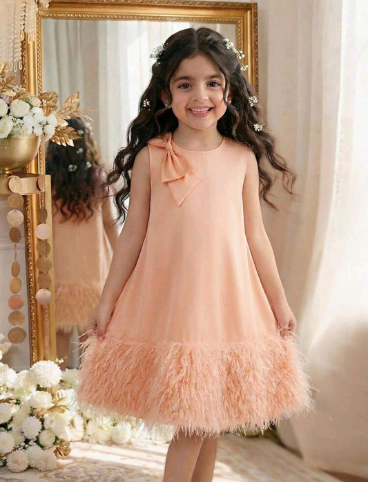 Vestido Chic sin mangas con lazo decorativo y plumitas