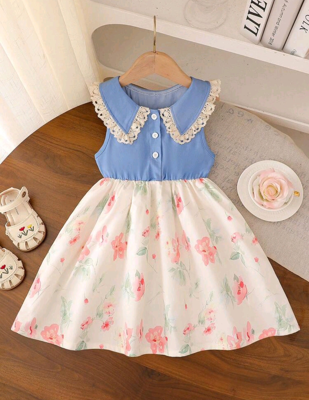 Vestido sin mangas con cuello y estampa floral