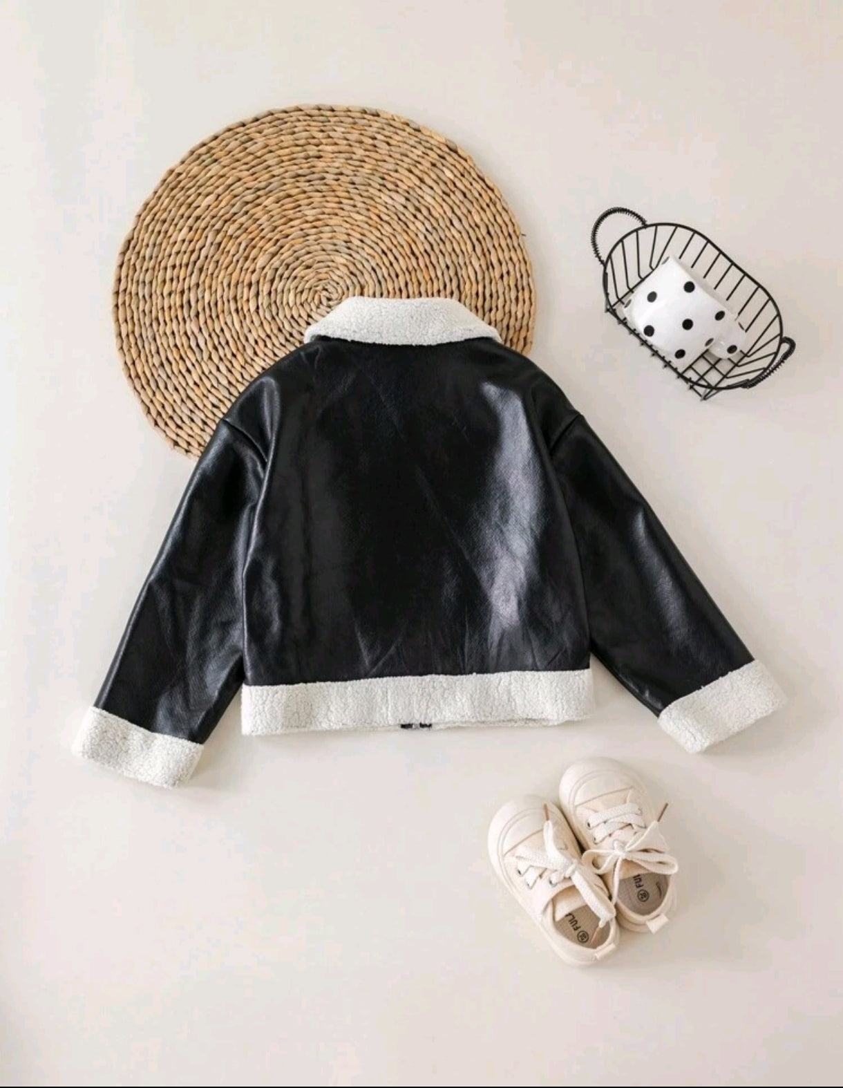 Chaqueta Tipo cuerina con interior frizado