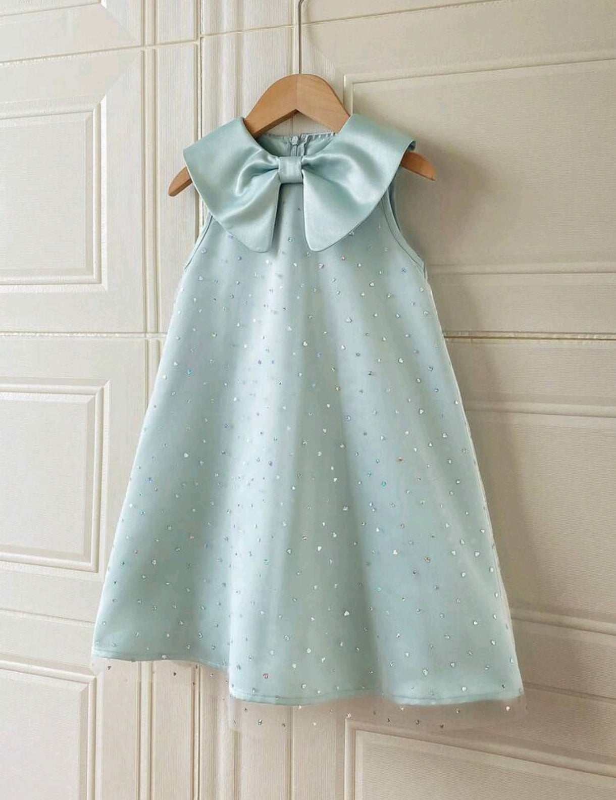 Vestido Chic con cuello y brillos