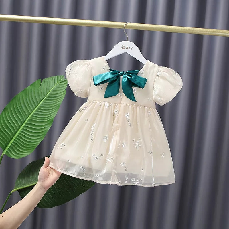 Vestido con brillo y lazo verde