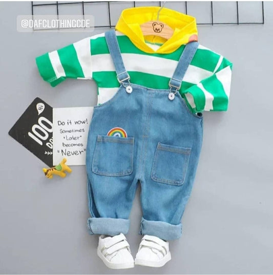 Niño. Mangas largas con capucha + jeardinera de jeans