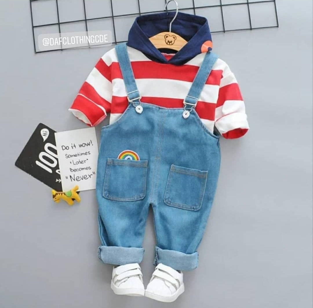 Niño. Mangas largas con capucha + jeardinera de jeans